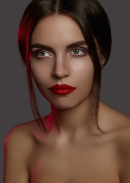 패션 메이크업으로 아름 다운 모델입니다. 클로즈업 초상화 매력적인 립 메이크업과 밝은 눈 그림자와 함께 섹시 한 여자. 매크로 촬영의 얼굴, 깨끗 한 피부, 빨간 립스틱, eyeshadows 입술을 축 하 — 스톡 사진