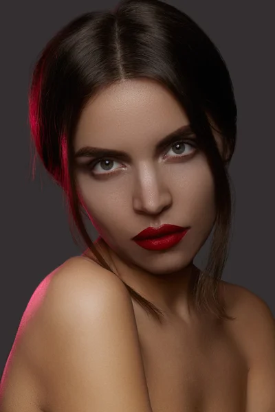 패션 메이크업으로 아름 다운 모델입니다. 클로즈업 초상화 매력적인 립 메이크업과 밝은 눈 그림자와 함께 섹시 한 여자. 매크로 촬영의 얼굴, 깨끗 한 피부, 빨간 립스틱, eyeshadows 입술을 축 하 — 스톡 사진
