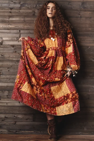 Όμορφη νεαρή γυναίκα με μακριά σγουρά χτένισμα, μόδα κοσμήματα με μελαχρινή μακριά μαλλιά. Σέξι κορίτσι στο ύφος μόδας. Πορτρέτο αρκετά αραβική ομορφιά του γυναικείου προσώπου. Ινδικό στυλ ρούχα, μακρύ φόρεμα — Φωτογραφία Αρχείου