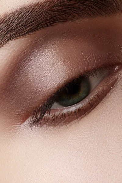 Hermoso macroplano de ojo femenino verde con maquillaje natural. Forma perfecta de cejas, sombras marrones y pestañas largas. Cosméticos y maquillaje. Primer plano macro disparo de moda ojos ahumados visage . — Foto de Stock