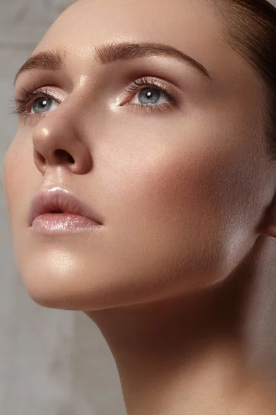 Hermosa mujer joven con una piel brillante perfecta y limpia, maquillaje de moda natural. Mujer de cerca, aspecto de spa fresco — Foto de Stock