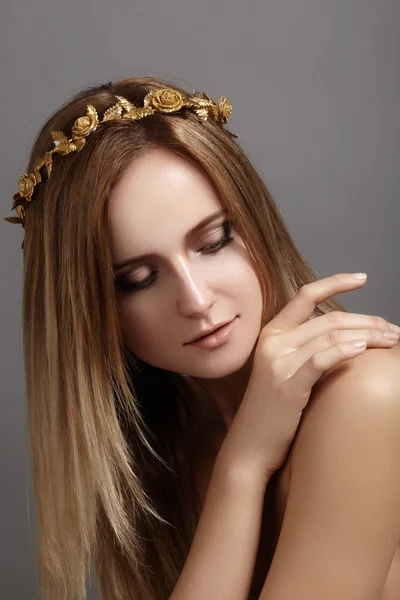 Hermosa mujer joven con corona de oro, volando pelo de color claro. Retrato de belleza con piel limpia, maquillaje de moda glamour. Accesorios, maquillaje, peinado. Cuidado del cabello, maquillaje — Foto de Stock