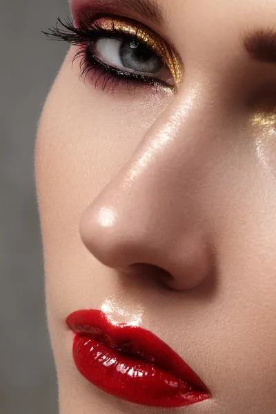 패션 메이크업이 있는 아름다운 모델입니다. 매력적 인 립글로스 메이크업에 밝은 눈 그림자를 가진 섹시 한 여성의 근접 사진 촬영. 시청각, 깨끗 한 피부, 붉은 립스틱 입술, 눈꺼풀을 갖춘 매크로 샷. — 스톡 사진