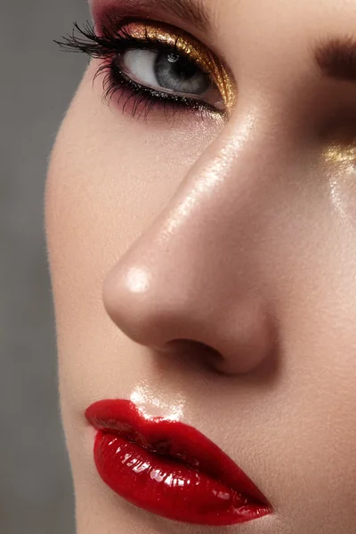 Magnifique modèle avec maquillage de mode. Gros plan portrait femme sexy avec maquillage brillant à lèvres glamour et ombres à paupières lumineuses. Macro shot de visage de fête, peau propre, lèvres au rouge à lèvres, fards à paupières. — Photo