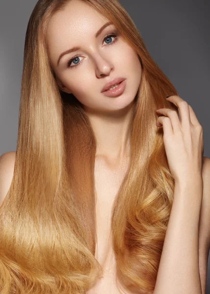 Beautiful young woman with clean skin, beautiful straight shiny hair, fashion makeup. Glamour make-up, perfect shape eyebrows. Portrait sexy blondy. Beautiful smooth hairstyle. Shiny nail polish — Stock Photo, Image