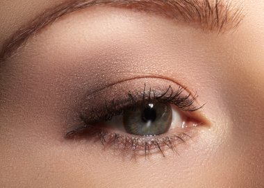 Tören makyaj ile kadın göz güzel makro çekim. Eyeliner ve göz kapağı üzerinde oldukça mavi çizgi mükemmel şekli. Kozmetik ve makyaj. Moda sparcle sima closeup makro çekim