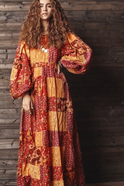 Uzun kıvırcık saç modeli, moda takı uzun esmer saçlı güzel genç kadın. Seksi kız vogue tarzı. Kadın yüzü güzel Arap Güzellik Portresi. Hint tarzı kıyafetler, uzun elbise