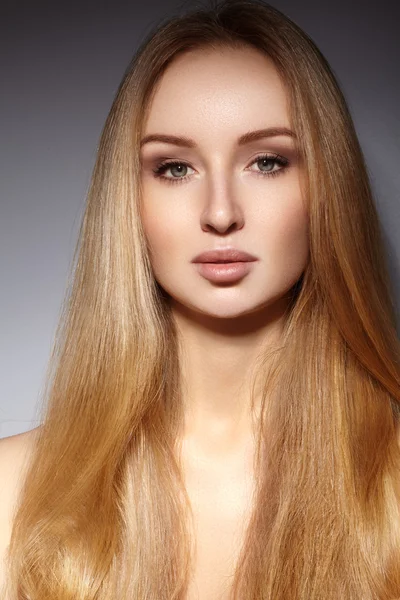 Krásná mladá žena s čistou pleť, krásné přímo lesklé vlasy, módní make-up. Glamour make-up, dokonalý tvar obočí. Portrét sexy blondy. Krásný hladký účes. Lesklý lak na nehty — Stock fotografie