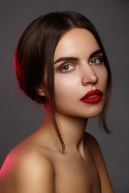 Güzel model moda makyaj ile. Yakın çekim portre seksi kadınla glamour dudak makyaj ve parlak göz gölgeler. Makro çekim kutlamak son saatlerinde yanında bulunanlar, temiz cilt, kırmızı ruj, kaptırdın dudaklarla