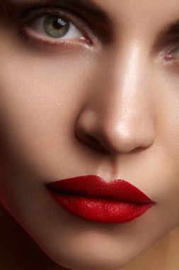 Güzel model moda makyaj ile. Glamour dudak parlatıcısı makyaj ve siyah eyeliner makyaj yakın çekim seksi kadınla. Kadeh kutlamak son saatlerinde yanında bulunanlar, temiz cilt, kırmızı ruj, kaşları dudaklarla