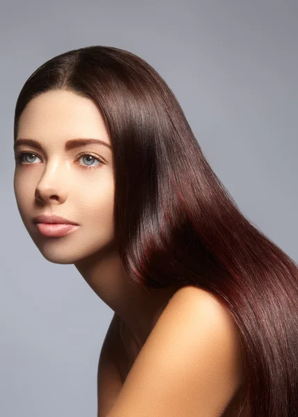 Mulher nova bonita com pele limpa, cabelo brilhante liso bonito, composição da forma. Maquiagem de glamour, sobrancelhas de forma perfeita. Retrato morena sexy. Penteado liso bonito — Fotografia de Stock