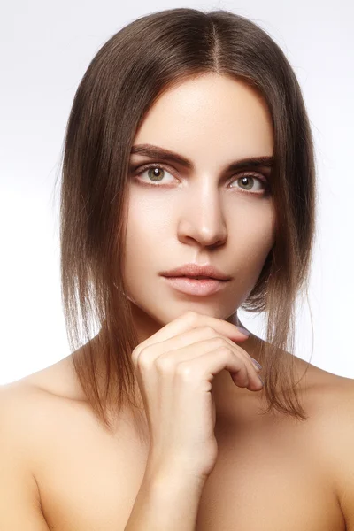 Hermosa mujer joven con la cara limpia, piel brillante, maquillaje natural de moda, cejas perfectas. Retrato de spa, cosméticos naturales, aspecto fresco saludable — Foto de Stock