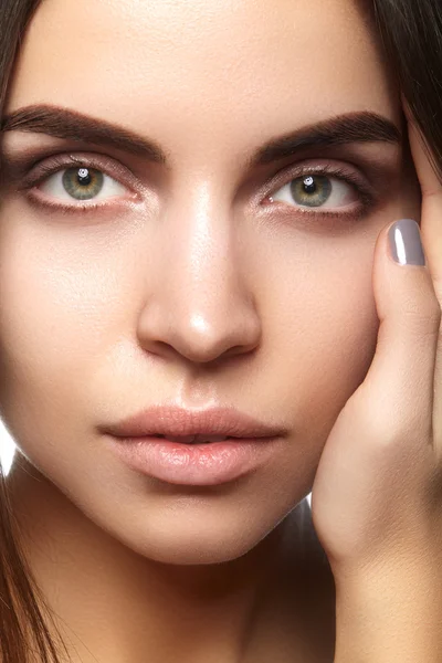 Vacker ung kvinna med rent ansikte, glansig hy, mode naturlig make-up, perfektion ögonbryn. Spa porträtt, naturel kosmetika, frisk fräsch look — Stockfoto