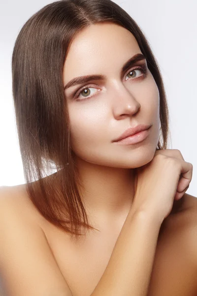 Vacker ung kvinna med rent ansikte, glansig hy, mode naturlig make-up, perfektion ögonbryn. Spa porträtt, naturel kosmetika, frisk fräsch look — Stockfoto