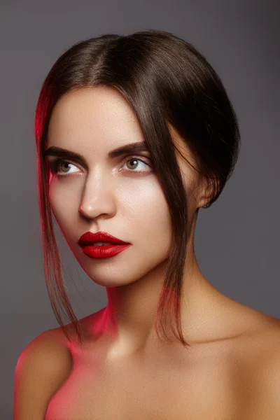 Vacker modell med mode smink. Närbild porträtt sexig kvinna med glamour läpp makeup och ljusa ögonskuggor. Makro skott av fira visage, ren hud, läppar med rött läppstift, ögonskuggor — Stockfoto