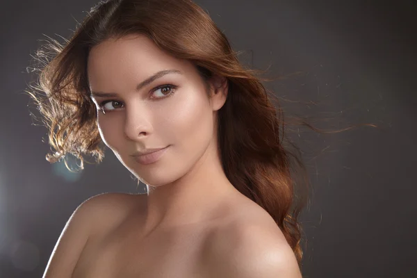 Belle jeune femme modèle avec des cheveux de couleur brune volant. Portrait de beauté avec peau propre, maquillage de mode éclatant et glamour. Maquillage, coiffure bouclée. Soins capillaires, maquillage. Portrait de beauté horizontal — Photo