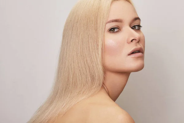 Belle Femme Aux Cheveux Blonds Raides Modèle Avec Maquillage Style — Photo