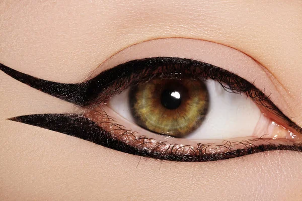 Hermoso Macro Disparo Ojo Femenino Con Maquillaje Clásico Delineador Ojos —  Fotos de Stock