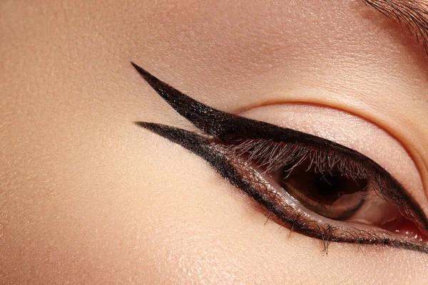 Hermoso Macro Disparo Ojo Femenino Con Maquillaje Clásico Delineador Ojos —  Fotos de Stock