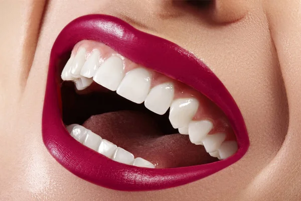 剪下了女人的半人半肖像 乳齿美容院 美丽的巨无霸 有完美的白牙 性感的时尚唇红色化妆品 牙齿美白及健康治疗 — 图库照片