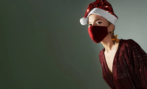 Frau Mit Rotem Weihnachtsmütze Roter Arztmaske Modestil Mit Glänzenden Kleidern — Stockfoto