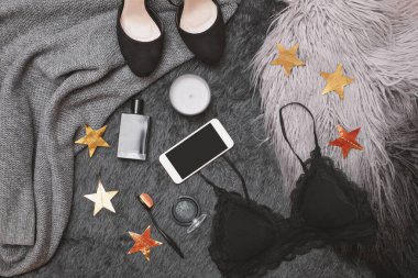 Moda geçmişinde Mobile kullanan Kadın Eller. Kadın Müşteri Alıştırma Uygulaması kullanıyor. Kadın aksesuarlarıyla Top View 'a yakın çekim. Hücre Teknolojisinde Çevrimiçi Ödemeleri Olan Moda Kıyafetler