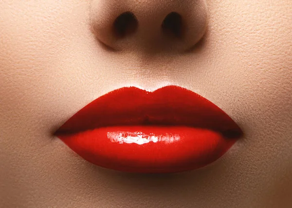 Primer Plano Hermosos Labios Llenos Con Maquillaje Brillante Rojo Lápiz —  Fotos de Stock