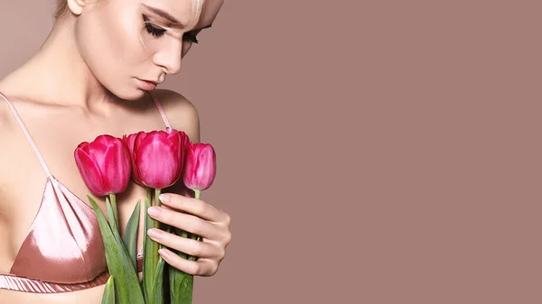 Gyönyörű Szexi Szőke Luxus Retro Sminkkel Lány Tavaszi Virág Csokor — Stock Fotó