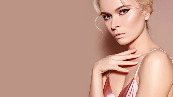 Schöne Sexy Modell Mit Retro Stil Make Saubere Haut Blonde — Stockfoto