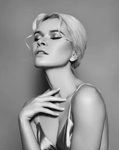 Vacker Sexig Modell Med Retrostil Make Ren Hud Blond Hårbulle — Stockfoto
