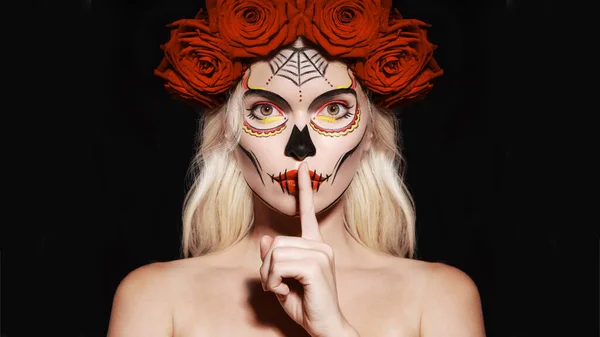 Vackra Halloween Smink Stil Blond Modell Bär Socker Skalle Makeup — Stockfoto