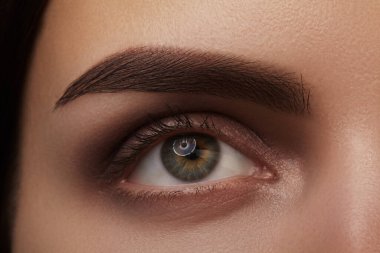 Fındık gözü ve bakımlı kaş stüdyoları cilt dokusunu, kirpikleri ve iris detaylarını vurgulayan yumuşak ışıklandırma. Güzelliğe ve kaş bakımına elverişli.