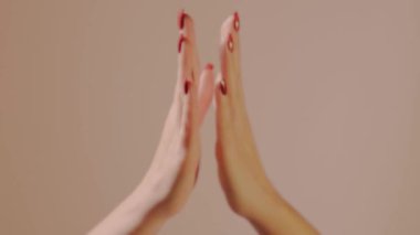 Avuç içleri sıkılmış vaziyette dua ederken ellerinizi birleştirin. İnanç, bağlılık, ruhani yakınlık, saygı, yalvarma umudunun samimi jesti, içten bir bağ. Tanrı 'ya sağlık ve sevgi için dua et.