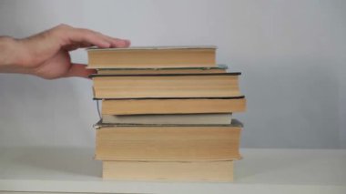 Yakın çekim ve makro, okul kütüphanesinde ya da klasik kitapçıda birçok eski kitap çekti. Eğitim edebiyatı, araştırma, arşiv koleksiyonu ve tarihi bilgi. Okumak, üniversite öğrencileri için çalışmak..