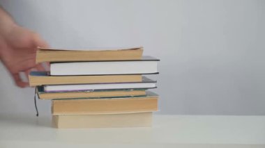 Antika kitapçıdaki ya da okul kütüphanesindeki antika kitapların yakın çekimi. Akademik edebiyat, araştırma arşivi, çalışma koleksiyonu, tarihi bilgelik. Üniversite öğrencileri için öğrenme ve okuma. Eğitim.