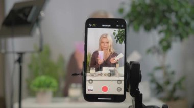 Yüz, makyaj etkileyicisi ya da kızla video blogu içerik yaratıcısına sprey ya da tavsiye, kozmetik ürünlerinin tanıtımı ya da canlı yayın. Cilt bakımı için portre, kişi ya da kadın