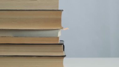 Yakın çekim ve makro, okul kütüphanesinde ya da klasik kitapçıda birçok eski kitap çekti. Eğitim edebiyatı, araştırma, arşiv koleksiyonu ve tarihi bilgi. Okumak, üniversite öğrencileri için çalışmak..