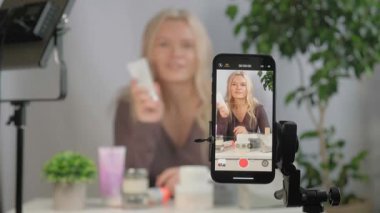 Yüz, makyaj etkileyicisi ya da kızla video blogu içerik yaratıcısına sprey ya da tavsiye, kozmetik ürünlerinin tanıtımı ya da canlı yayın. Cilt bakımı için portre, kişi ya da kadın
