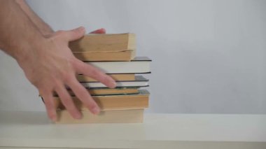 Yakın çekim ve makro, okul kütüphanesinde ya da klasik kitapçıda birçok eski kitap çekti. Eğitim edebiyatı, araştırma, arşiv koleksiyonu ve tarihi bilgi. Okumak, üniversite öğrencileri için çalışmak..