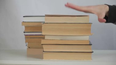 Antika kitapçıdaki ya da okul kütüphanesindeki antika kitapların yakın çekimi. Akademik edebiyat, araştırma arşivi, çalışma koleksiyonu, tarihi bilgelik. Üniversite öğrencileri için öğrenme ve okuma. Eğitim.