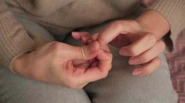 Evde anksiyete ve parmak stresi olan eller, zihinsel sağlık gerilimi ve depresyon belirtileri, psikoloji korkusu. Oturma odasında utanç, keder travması, suçluluk duygusu ya da derin endişelerden çivi toplayan kişi.