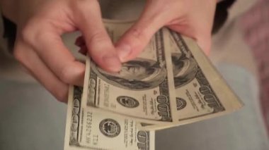 Yakın plan iş kadını elleri para sayıyor. Zenginler, başarılı iş kadınları, kazanan maaşlar, ödül kazananlar. Ticari varlıklar, serbest çalışma veya yasadışı faaliyetler.