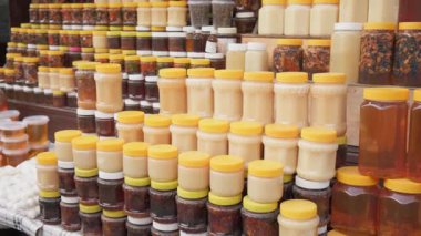 Kavanozlardaki bal çeşitleri yerel eko pazarında sergileniyor. Doğal ürünler, organik gıda üretimi. Vitamin ve mikroelement açısından zengin süper yiyecekler. Küçük işletmeler, arılar, ürünler. Vejetaryen dostu.