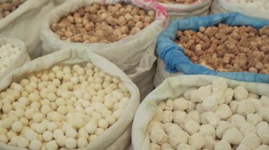 Orta Asya ve Orta Doğu 'da bulunan Kashk, Qurut, Chortan, Qurt ve Aaruul' un eko pazarındaki sert peynir çeşitleri. Tezgahın üzerinde çeşitli Qurut 'lar var. Geleneksel mayalanmış yoğurt topları..