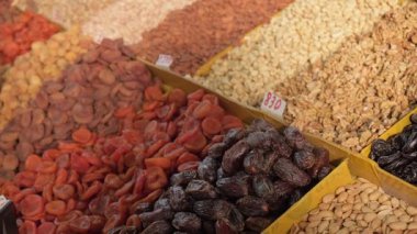 Çeşit çeşit fındık ve kurutulmuş meyve içeren büyük bir vitrin. Orta Asya 'daki yerel organik pazarında canlı bir sayaç. Çeşitli gıda ürünleri, doğal tatlılar. Ticaret, satış, iş.