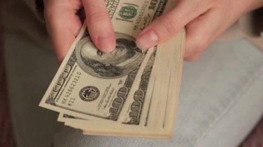 Yakın plan iş kadını elleri para sayıyor. Zenginler, başarılı iş kadınları, kazanan maaşlar, ödül kazananlar. Ticari varlıklar, serbest çalışma veya yasadışı faaliyetler.