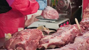 Sergilenen domuz eti, sığır eti ve dana eti ile dinamik yerel market kasaplığı, aktif ticaretin altını çizmek, müşteri etkileşimi ve günlük yemek ihtiyaçları için sunulan çeşitli taze et kesimleri.