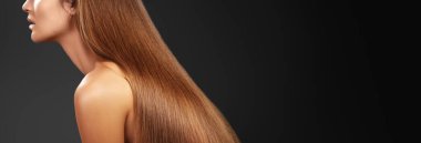 Parlak Uzun Kahverengi Saçlı Beyaz Model Stüdyo Siyah Arkaplanında Parlak Doku ve Sağlıklı Keratin Sheen, Salon Tedavi Havası, Zarif Poz, Pürüzsüz İpliklerin Kapanışı