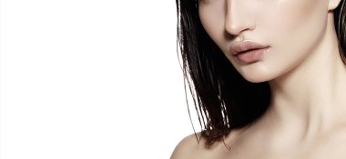 Kapalı Yüzlü Kadın Köprücük kemiği, Dewy Cildi, Minimum Makyaj, Islak Saç İplikleri, Yumuşak Stüdyo Işığı, Saf Beyaz Arkaplan, Zarif Editör Ruh hali, Görünür Dudak dokusu ve Çene Çizgisi, Güzellik Modeli