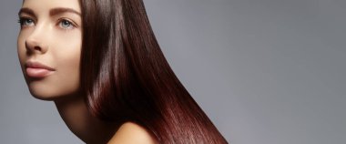 Kapalı Kafkas Kadın Parlak Saçlı, Salon Tarzı Güzel Portre Düz Esmer İplikler, Parlak Cilt ve Yüzünde Hafif Parıltı Parçacıkları. Serene ile Model Pozisyonları